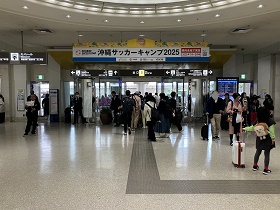 到着口Bから3番出口を望む